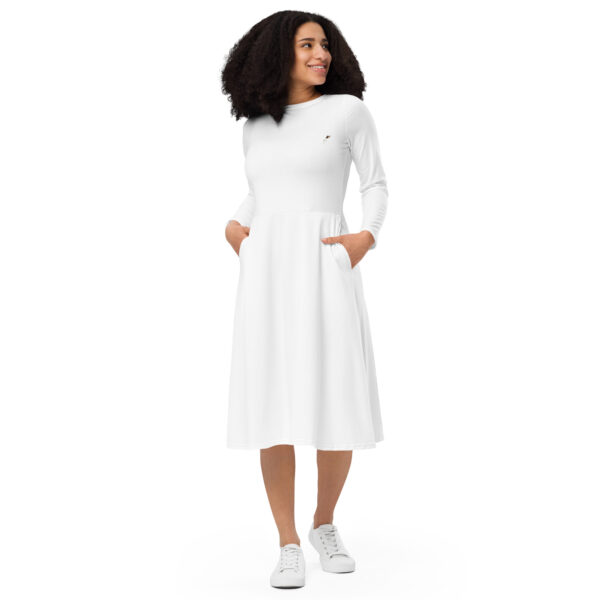Langärmliges Midikleid in weiß mit kleinem Logo-Druck “Jumping Ella”